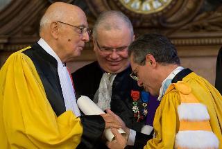 Il Presidente Giorgio Napolitano riceve dal Presidente dell'Università Sorbonne-Paris IV Georges Molinié, il dottorato &quot;honoris causa&quot;