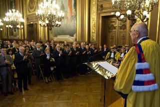 Il Presidente Giorgio Napolitano riceve l'applauso subito dopo il conferimento del dottorato honoris causa all'Università Sorbonne-Paris IV