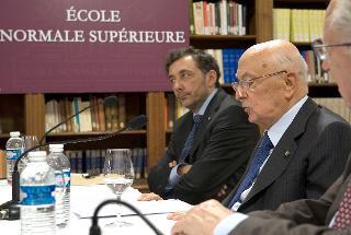 Il Presidente Giorgio Napolitano, con a fianco il Prof. Gilles Pécout e Jacques Delors, nel corso del suo intervento in occasione del convegno italo-francese su &quot;Cavour l'europeo e la rivoluzione diplomatica&quot; presso l'Ecole Normale Supérieure