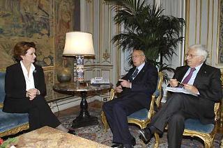 Il Presidente Giorgio Napolitano con la Sen. Anna Maria Serafini, Presidente della Commissione Parlamentare per l'Infanzia,durante i colloqui al Quirinale. Nella foto a destra il Segretario generale del Quirinale Dott. Donato Marra