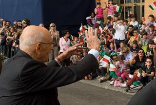 Il Presidente Giorgio Napolitano saluta i ragazzi presenti alla cerimonia per il 71° anniversario di fondazione del Corpo dei Vigili del Fuoco