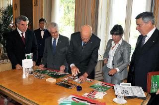 Il Presidente Giorgio Napolitano appone un simbolico annullo al francobollo celebrativo dell'Alta Velocità