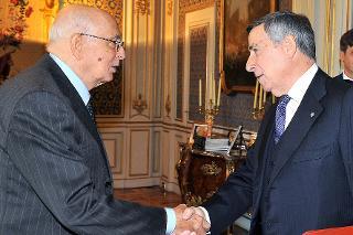 Il Presidente Giorgio Napolitano con Lamberto Cardia, Presidente delle Ferrovie dello Stato, in occasione della presentazione del francobollo dell' Alta Velocità