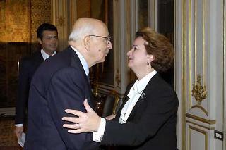 Il Presidente Giorgio Napolitano accoglie la Sen. Anna Maria Serafini, Presidente della Commissione Parlamentare per l'Infanzia nel suo studio al Quirinale.