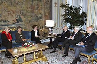 Il Presidente Giorgio Napolitano durante i colloqui con la Sen. Anna Maria Serafini, Presidente della Commissione Parlamentare per l'Infanzia e una delegazione della Commissione