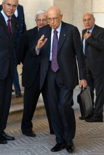 Il Presidente Giorgio Napolitano al termine dell'incontro con il Primo Ministro della Repubblica Popolare Cinese Wen Jabao lascia il Palazzo del Quirinale per Oporto, in occasione del VI° Simposio COTEC Europa