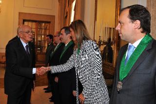Il Presidente Giorgio Napolitano saluta la Giunta Municipale di Oporto, in occasione del VI Simposio COTEC Europa