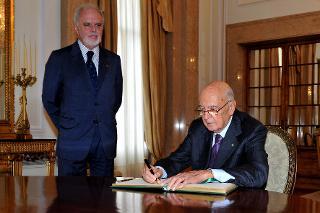Il Presidente Giorgio Napolitano durante la firma del Registro d'Onore nella Sala Dona Maria al Municipio di Oporto