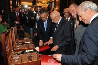 Il Presidente Giorgio Napolitano durante lo scambio di doni con il Sindaco di Oporto