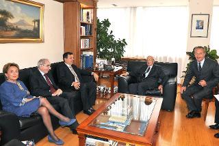 Il Presidente Giorgio Napolitano con gli oratori della cerimomia per il 20° anniversario di fondazione dell'Autorità Garante della Concorrenza e del Mercato