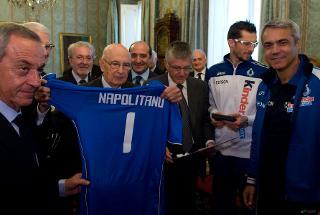 Il Presidente Giorgio Napolitano riceve in dono la maglia della nazionale italiana di Pallavolo