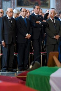 Il Presidente Giorgio Napolitano, il Presidente del Senato, Renato Schifani, il Presidente della Camera, Gianfranco Fini, e il Presidente della Corte costituzionale Francesco Amirante, rendono omaggio agli Alpini vittime di un attentato in Afghanistan