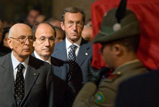 Il Presidente Giorgio Napolitano, il Presidente del Senato Renato Schifani e il Presidente della Camera dei deputati Gianfranco Fini rendono omaggio agli alpini vittime di un attentato in Afghanistan
