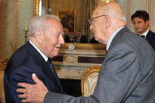 Il Presidente Giorgio Napolitano accoglie il Presidente Emerito della Repubblica Carlo Azeglio Ciampi in occasione della consegna dei suoi diari personali