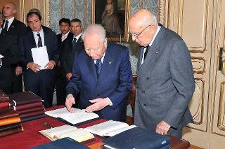 Il Presidente Giorgio Napolitano riceve dal Presidente Emerito della Repubblica, Carlo Azeglio Ciampi, i suoi diari personali