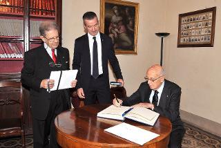 Il Presidente Giorgio Napolitano durante la firma dell'Albo d'onore dell'Ateneo in occasione del bicentenario della fondazione della Scuola Normale Superiore