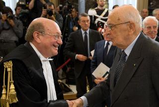 Il Presidente Giorgio Napolitano saluta il Presidente della Corte dei conti Luigi Giampaolino, al termine della cerimonia di insediamento
