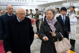 Il Presidente Giorgio Napolitano al suo arrivo a Pechino, in occasione della visita di Stato, accolto dal Vice Ministro degli Affari Esteri Fu Ying