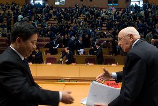 Il Presidente Giorgio Napolitano con il Vice Presidente della Scuola Centrale del Partito Comunista Chen Baosheng, al termine dell'incontro con i componenti della scuola