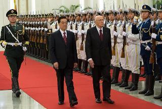 Il Presidente Giorgio Napolitano e il Presidente della Repubblica Popolare Cinese Hu Jintao ricevono gli onori militari