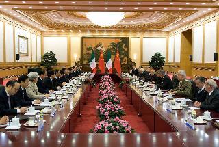 Il Presidente Giorgio Napolitano e il Presidente della Repubblica Popolare Cinese Hu Jintao durante l'incontro allargato alle delegazioni