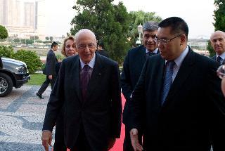 Il Presidente della Repubblica Giorgio Napolitano accolto alla Government House dal Chief Executive di Macao, Fernando Chui Sai-On