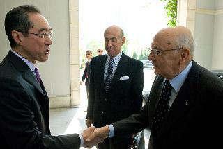 Il Presidente Giorgio Napolitano accolto da il Deputy Chief Executive di Hong Kong, Henry Tang