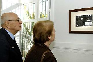 Il Presidente Giorgio Napolitano con la moglie Clio durante la visita alla Mostra fotografica su Enrico De Nicola, Primo Presidene della Repubblica Italiana