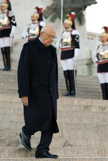Il Presidente Giorgio Napolitano lascia l'Altare della Patria dopo aver reso omaggio al Milite Ignoto, nella ricorrenza del Giorno dell'Unità Nazionale e Giornata delle Forze Armate