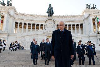 Il Presidente Giorgio Napolitano lascia l'Altare della Patria dopo aver reso omaggio al Milite Ignoto, nella ricorrenza del Giorno dell'Unità Nazionale e Giornata delle Forze Armate