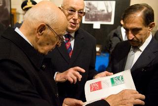 Il Presidente Giorgio Napolitano, con a fianco Mario Boselli, Presidente della Camera Nazionale della Moda Italiana, e il Ministro della Difesa Ignazio La Russa, nel corso della visita alla Mostra &quot;Omaggio al Tricolore&quot;