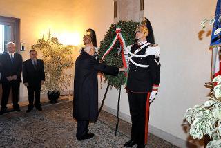 Il Presidente Giorgio Napolitano depone una corona d'alloro sulla lapide dei Caduti del Quirinale, nella ricorrenza del Giorno dell'Unità d'Italia e Giornata delle Forze Armate