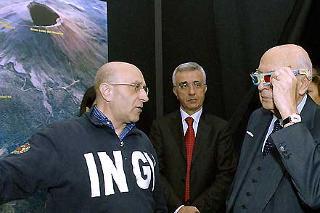 Il Presidente Giorgio Napolitano osserva con occhiali tridimensionali gli effetti simulati di una eruzione vulcanica