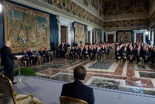Il Presidente Giorgio Napolitano, nel Salone dei Corazzieri, nel corso della cerimonia di conferimento delle insegne dell'OMI, in occasione del Giorno dell'Unità Nazionale e Giornata delle Forze Armate