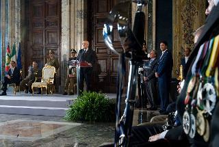 Il Presidente Giorgio Napolitano nel corso della cerimonia di conferimento delle insegne dell'OMI, in occasione del Giorno dell'Unità Nazionale e Giornata delle Forze Armate