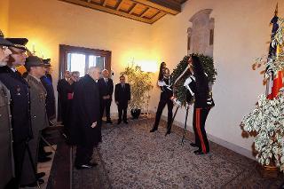 Il Presidente Giorgio Napolitano nel corso della deposizione di una corona d'alloro sulla lapide dei Caduti del Quirinale nella ricorrenza del Giorno dell'Unità Nazionale e Giornata delle Forze Armate