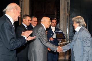 Il Presidente Giorgio Napolitano consegna il premio &quot;Credere nella Ricerca&quot; per la Fondazione &quot;Nando Peretti&quot; alla Dott.ssa Elsa Peretti in occasione della celebrazione della Giornata Nazionale per la Ricerca sul Cancro