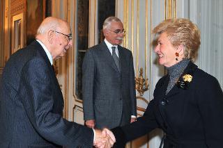 Il Presidente Giorgio Napolitano con la Prof.ssa Ombretta Fumagalli Carulli in occasione dell'incontro con una delegazione del &quot;Comitato promotore per la divulgazione dei valori propri della nostra Carta Costituzionale&quot;