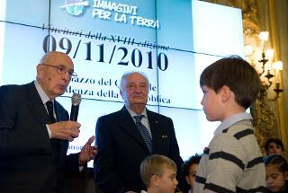 Il Presidente Giorgio Napolitano con Guido Pollice, Presidente di Green Cross, ed alcuni bambini che hanno posto domande al Capo dello Stato, in occasione del concorso &quot;Immagini per la Terra&quot;