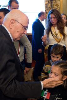 Il Presidente Giorgio Napolitano con alcuni bambini vincitori del concorso &quot;Immagini per la Terra&quot;, promosso da Green Cross Italia