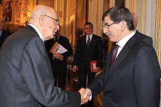 Il Presidente della Repubblica Giorgio Napolitano accoglie il Signor Ahmet Davutoglu, Ministro degli Affari Esteri della Repubblica di Turchia nel suo studio al Quirinale
