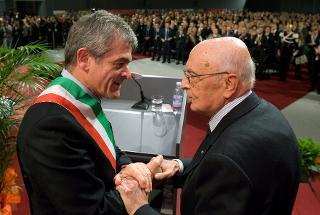 Il Presidente della Repubblica Giorgio Napolitano, al termine del suo intervento, con il Presidente dell'ANCI, Sergio Chiamparino, in occasione della XXVII Assemblea dell'ANCI