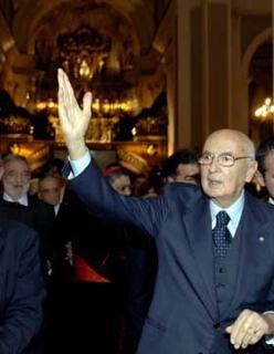 Il Presidente Giorgio Napolitano risponde al saluto della gente all'uscita dalla Chiesa di Santa Maria della Sanità