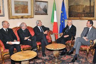 Il Presidente Giorgio Napolitano con Gianfranco Fini, Presidente della Camera dei deputati e i relatori del convegno di presentazione del Rapporto di Italiadecide dal titolo &quot;L'Italia che c'è. Le reti territoriali per l'unità e per la crescita&quot;