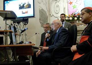 Il Presidente Giorgio Napolitano, nella foto con il Cardinale Sepe ed il Ministro Nicolais, risponde alle domande di giovani da una postazione multimediale