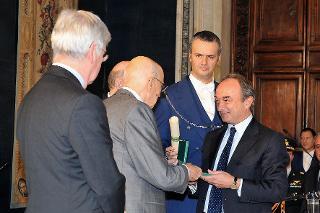 Il Presidente Giorgio Napolitano consegna le insegne di Cavaliere dell'Ordine &quot;Al Merito del Lavoro&quot; a Gian Domenico Auricchio
