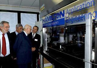 Il Presidente Giorgio Napolitano, nella foto con il Ministro Nicolais, il Presidente della Regione Bassolino ed il Direttore del Dipartimento Scienza e Vita Martini, durante la visita alle &quot;Camere Bianche&quot;.