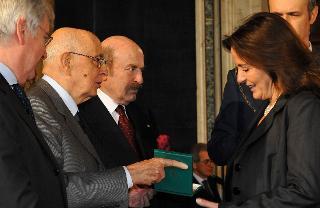 Il Presidente Giorgio Napolitano consegna le insegne di Cavaliere dell'Ordine &quot;Al Merito del Lavoro&quot; a Paola Santarelli