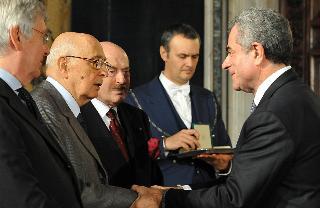 Il Presidente della Repubblica Giorgio Napolitano consegna le insegne di Cavaliere dell'Ordine &quot;Al Merito del Lavoro&quot; a Mauro Moretti