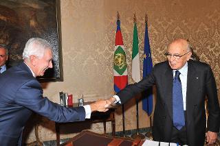 Il Presidente Giorgio Napolitano accoglie l'Ambasciatore Francesco Maria Greco nel suo studio al Quirinale
